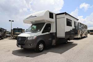 Caravane compacte 4x4 pour 4 à 6 personnes, réfrigérateur intégré, design moderne et léger, camping-car, véhicule de voyage, camping-car Mercedes. - Product Image 4