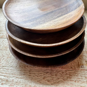 Elegante plato de madera hecho a mano, plato de madera maciza natural para servir comedor y decoración por Crescent Crafts - Product Image 1