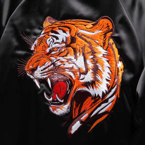 เสื้อแจ็คเก็ตที่ระลึก Roaring Tiger Sukajan แบบบอมเบอร์ ลายปะติด สไตล์ฮิปฮอป สำหรับฤดูใบไม้ผลิ เนื้อผ้าบาง  บริการ OEM พร้อมให้บริการ - Product Image 5