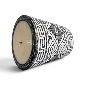 Bougie d'aromathérapie sculptée à la main en cire d'abeille noire avec des détails géométriques, décoration rustique de haute qualité pour la maison - Product Image 3