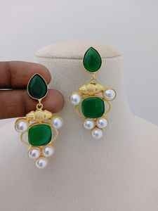 Ensemble de boucles d'oreilles en plaqué or avec rubis Royale et perle, fusion moderne, design unique, laiton lourd, design personnalisé - Product Image 5