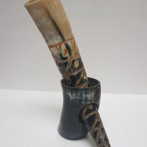 Cuerno Vikingo para Beber, Artesanía Natural de Alta Calidad, Ecológico, Antiderrames, Ideal para Alimentos - Product Image 1