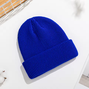 Gorro de Invierno Personalizado con Logotipo Bordado, Unisex, Económico, de Punto, Moderno, con Parche de Cuero - Product Image 3