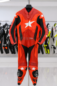 ชุดมอเตอร์ไซค์แบบชิ้นเดียวรุ่นใหม่ล่าสุด ชุดแข่งรถมอเตอร์ไซค์สั่งทำพิเศษ สีแดงดำ หนังพรีเมียม ชุดแข่งรถมอเตอร์ไซค์สำหรับนักขี่ - Product Image 3