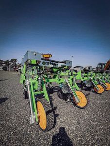 Nueva máquina sembradora de maíz neumática de 2-4 filas, sembradora de granja con caja de fertilizante y sembradora disponible con motor - Product Image 2