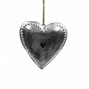 Adorno de corazón colgante de Metal festivo, decoración de pared navideña, accesorios para el hogar - Product Image 1