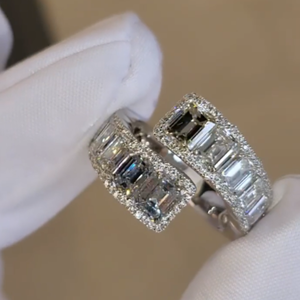 Anillo de Compromiso Original Iced Jewelz de la Mejor Calidad con Moissanita Baguette de 4.90 CT EF VVS, Chapado en Oro Blanco de 14K y Oro Rosa, Certificado IGI - Product Image 4