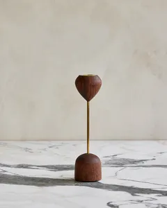 Bougeoirs en bois design avec bras en laiton, éléments décoratifs sculpturaux pour un style d'intérieur contemporain - Product Image 3