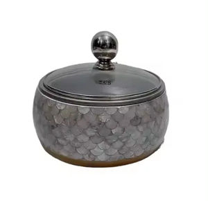 Hotpot en métal poli brillant avec casserole artisanale de forme ronde pour réchauffer les aliments de table isolés - Product Image 2