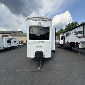 สภาพสมบูรณ์แบบ ใหม่เอี่ยม ปี 2026 Forest River Sandpiper 422FKL - Product Image 1