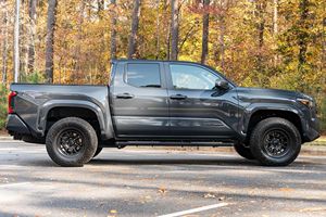 USADO, Tacoma SR5 2024, Doble Cabina, Turbo de 4 Cilindros, Asientos de Cuero, Neumáticos R21, Interior Claro, Techo Panorámico, Bajo Kilometraje - Product Image 3