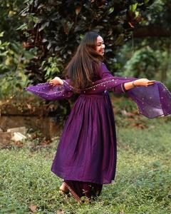 Presentando la colección de diseñadores Chinon Seda Secuencia Bordado Top & Palazzo con Secuencia Bordado Borde Trabajo Dupatta - Product Image 4