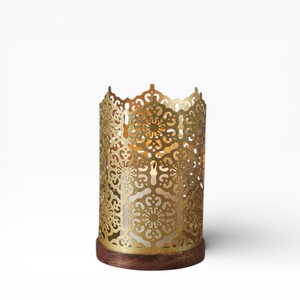 Bougeoirs en métal doré antique avec bord festonné et motif ajouré à pois - Product Image 5