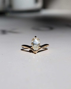 Anillo de diamante solitario con un brillante diamante de corte pera cultivado en laboratorio, diseñado como un elegante anillo de compromiso con un peso total - Product Image 2