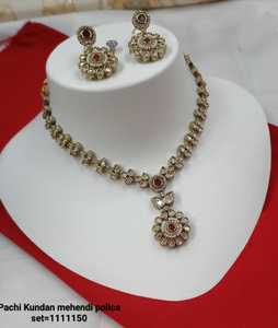 Fleur indienne élégante traditionnelle et à la mode ton or lourd Kundan perle collier ras du cou boucle d'oreille ensemble avec pour les femmes et les filles - Product Image 3