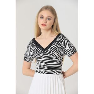 Blusas y Camisas para Mujer Topshow, Blusa Negra con Cuello en V y Encaje de Zebra, Venta al Por Mayor - Product Image 2
