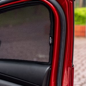 Vente Flash : Pare-soleil de fenêtre latérale de voiture sur mesure en polyester argenté, magnétique, anti-UV, design moderne pour l'intérieur - Product Image 1
