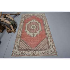 Alfombra Turca Vintage de 3.6x7 pies, Alfombra Roja y Blanca con Diseño de Plantas y Árboles - Product Image 1