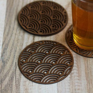 Los posavasos cuentan con un diseño de onda japonesa y están hechos de tableros duros rústicos. El juego incluye seis posavasos ideales. - Product Image 1
