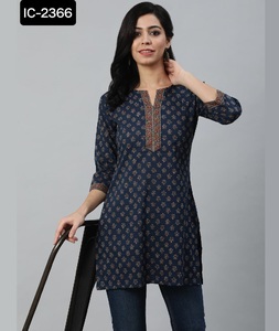 Les femmes à la mode portent Kurtis mariage indien et Festival porter Salwar Kameez costume avec broderie travail robe Georgette travail Saree - Product Image 1