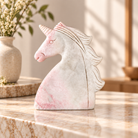 Statuette de licorne en opale rose sculptée, élégante figurine d'animal fantastique pour la décoration de la maison, du bureau, des étagères et comme objet cadeau