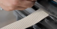 Machine à rouler le papier entièrement automatique pour former des rouleaux de papier pour les éléments filtrants Toyota