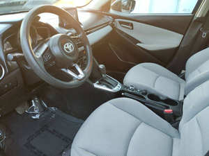 Usado 2019 T * oyota Yaris LE - Product Image 4