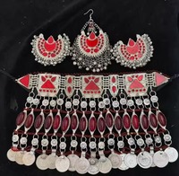 Ensemble de collier authentique et imposant de style afghan Kuchi avec de riches pierres en verre rouge, des pièces d'argent pendantes et des boucles d'oreilles assorties