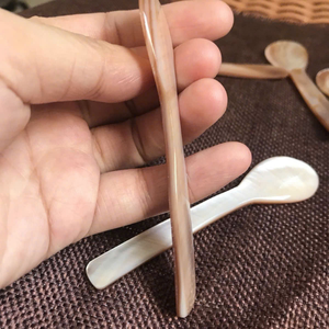 Cuillère à caviar en nacre personnalisée Ustensile de coquille fait à la main pour une table élégante et des options d'emballage de cadeaux - Product Image 3