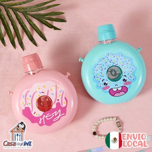 Borraccia in plastica per bambini 600ml con cannuccia a scomparsa, anti-perdita, con tracolla, design cartone animato per il ritorno a scuola - Product Image 1