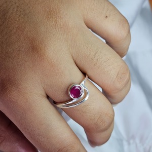 Bague classique en argent sterling faite à la main, best-seller, avec pierre précieuse rubis, bijoux légers pour mariage et fête, vente en gros directe d'usine - Product Image 1