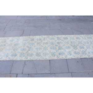 Alfombra Vintage de 2.2x9.6 pies, Alfombra Turca, Alfombra Ikat Azul y Blanca - Product Image 4