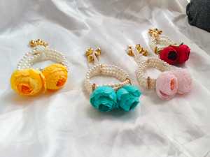 Peonía/Rannuculas flor con perla Haldi Mehndi Sangeet mano muñeca pulsera Kalire indio paquistaní boda favores para mujeres - Product Image 5