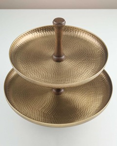 Support à gâteau vintage en bois et métal à 2 niveaux, finition laiton martelé, plateau rond pour desserts, idéal pour les buffets, la restauration et la décoration de table - Product Image 5