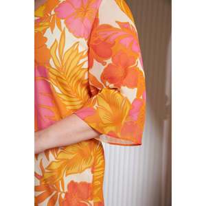 Robe décontractée pour femmes grande taille RMG, imprimé floral orange, col en V, tissu polyester, coupe moderne et ajustement confortable - Product Image 2