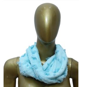 Écharpe d'hiver tendance pour femmes, en peluche douce et élégante, motif floral, durable, facile à porter, personnalisable, en polyester - Product Image 1