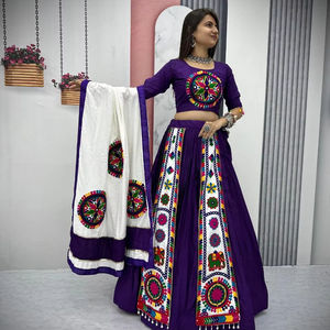 Tendencia Color púrpura Navratri Special Lehenga Choli en Gamthi trabajo con tela de algodón para Damas Indias usan en festivales - Product Image 1
