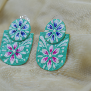 Hecho a mano diseñador occidental dorado mattefinishing meenakari partywear latón aro pendiente para niñas y mujeres - Product Image 2