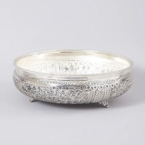 Urna Decorativa de Aluminio Plateado con Diseño Antiguo, Urna de Flores de Buena Calidad a Precio de Mayoreo - Product Image 1