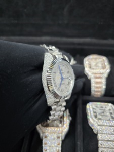 นาฬิกาข้อมือหรูหราทรงสี่เหลี่ยม กระจก VVS มอยส์ซาไนต์ ระบบกลไก ดีไซน์โครงกระดูกแบบ Iced  ดีไซน์ President  ตัวเรือนทองเหลือง  พร้อมเข็มนาฬิกาและเพชร - Product Image 3