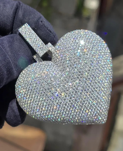 จี้รูปหัวใจประดับเพชรโมอิสซาไนต์ทรงกลมแบบเต็มตัว - Product Image 1