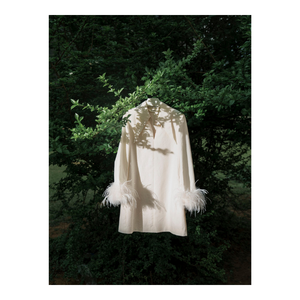 Vestido de Verano 2024 para Mujer, Manga Larga, Vestido Corto con Puños de Plumas, Tela Jacquard de Algodón, MINI VESTIDO ARYM CON PLUMAS - Product Image 1