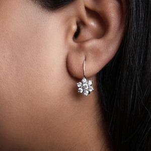 Nouveauté 2025 Boucles d'oreilles en cristal en forme de grappe de fleurs Boucles d'oreilles en argent sterling 925 pour femmes et filles à porter lors de mariages, de fêtes, de cérémonies, de mehendi - Product Image 3