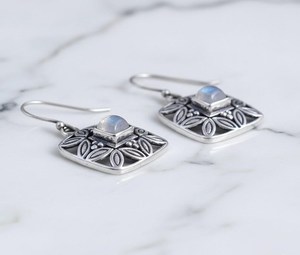 Boucles d'oreilles clous en pierre de lune arc-en-ciel, argent sterling, forme carrée, motif floral balinais, mandala, cadeau pour anniversaire et fête - Product Image 5