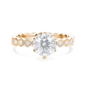 Anillo de compromiso con banda de diamantes cultivados en laboratorio, brillantes y hechos a mano, con engaste de puntas F-VS2 en oro sólido de 14K para mujer. - Product Image 1