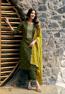 Nouvelle collection de soie romaine avec broderie fantaisie Set Kurtis en vente en ligne - Product Image 2