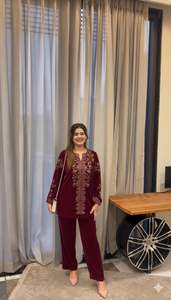 Ensemble Kurti en velours de créateur avec broderie dorée et pantalon, tenue ethnique traditionnelle pour femme, idéal pour les fêtes, collection hiver, fabriqué en Inde, en stock - Product Image 5