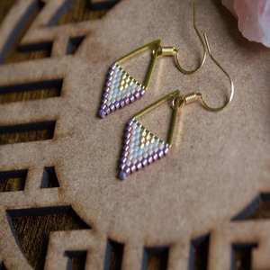 ต่างหูประดับลูกปัดทองเหลืองทรงสามเหลี่ยมดีไซน์เนอร์เครื่องประดับทันสมัยสำหรับผู้หญิงและเด็กผู้หญิงสวมใส่ในงานแต่งงานงานปาร์ตี้ - Product Image 3