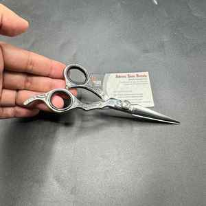 Ciseaux de coiffeur japonais en acier inoxydable de 6 pouces, type de lame droite et tranchante pour la beauté - Product Image 3