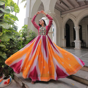 Falso Georgette Bandhej Print Kurti con Gamthi bordado y espejo adornado Trabajo Perfecto para Garba Nights - Product Image 1